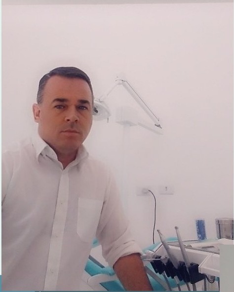 Dr. Adelson Moraes no consultório